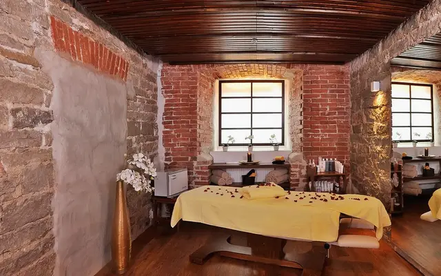 Tuğla duvarlı, gül yapraklı masaj odası — Nişantaşı, Masaj Salonun