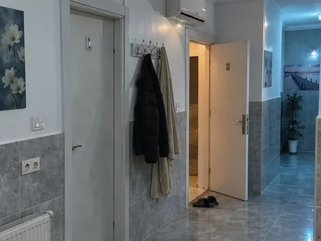 Oda girişinde askı ve temiz terlik — Nişantaşı, Masaj Salonun