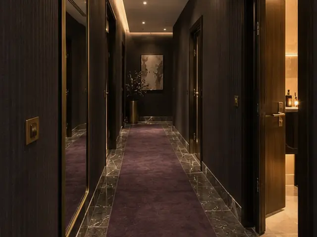 Mor halılı, loş salon koridoru — Nişantaşı, Masaj Salonun